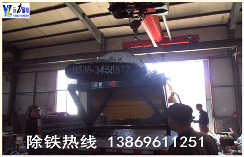 2.小型强磁磁选机的分选择效果好 行简单的小型磁选机. 采用磁分离专利技术还增加了分拣计划,提高分拣精度,无论硬矿石软,无论粗颗粒,细颗粒,所有类型的选矿机都可以自动调度,分选效果控制在许可范围内. 3.远力小型强磁磁选机创新产品 以烧结钕铁硼"管包裹动态半封闭磁性系统"专有技术为中间,开发了一系列干式磁选机,时间一直是定型产品的发展: 4.小型强磁磁选机的处理量及型号 CTG-620干滚筒式粗轧机(粗轧设备可用于丰富河砂,砂铁矿,铁矿石等)处置量:100-125t / h CTG-824干滚筒粗选机(粗机设备可用于丰富河砂,砂铁矿,劣铁矿等)处置能力:125-150t / h CTG-8180干滚筒粗轧机(粗轧设备可用于贫矿,尾矿,河砂,钢渣等)处置能力:50-80t / h